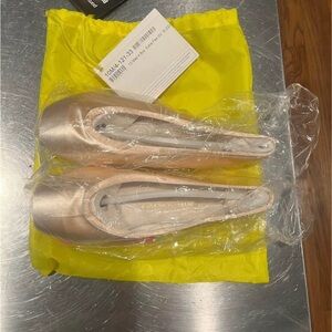 Gaynor Minden Extra Flex Pointe Shoes. Size 10, Medium Width Box 4, Sleek Model.